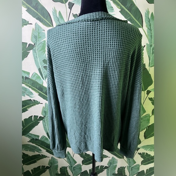 Hailey & Co Green Thermal Waffled Henley Long Sleeve Top Size L - Picture 3 of 5